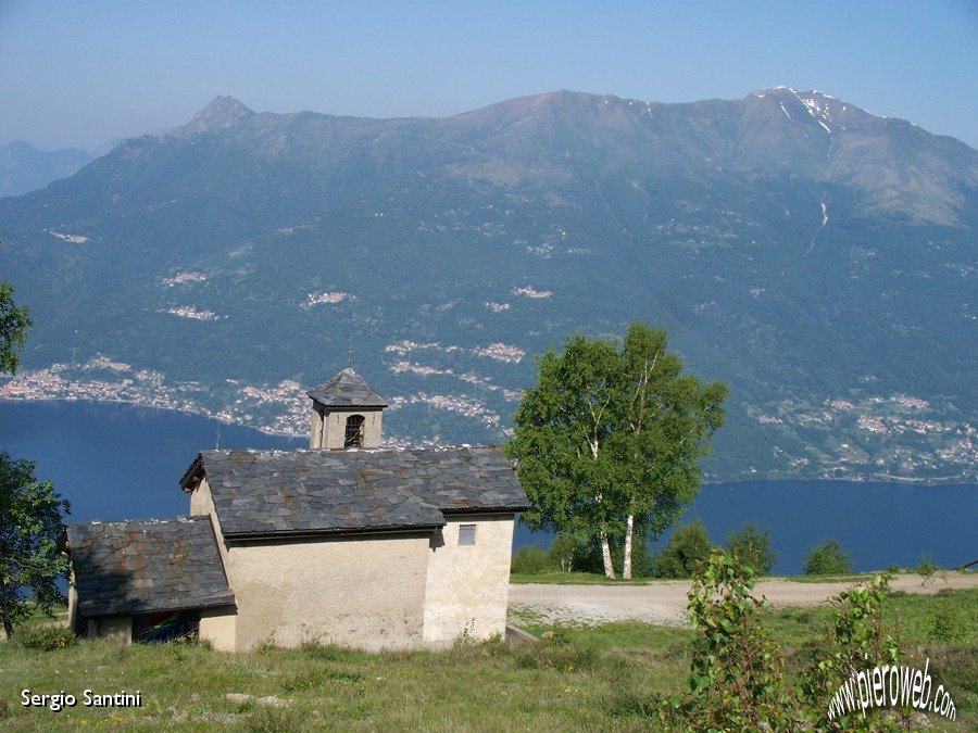 06 Chiesetta a Camaggiore con vista sul lago.JPG